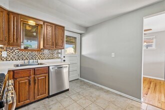 745 Edgewater Dr in West Mifflin, PA - Building Photo - Building Photo