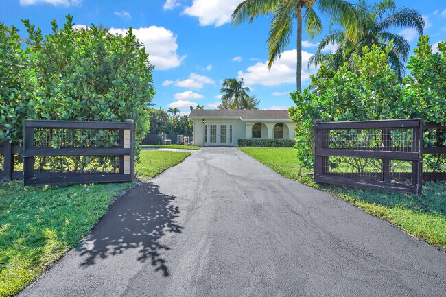 8392 Pinto Dr in Wellington, FL - Building Photo - Building Photo