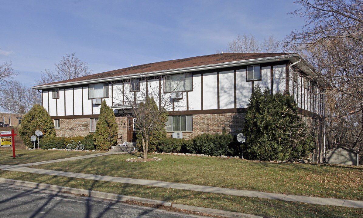 Woodlawn Apartments in West Bend, WI - Building Photo