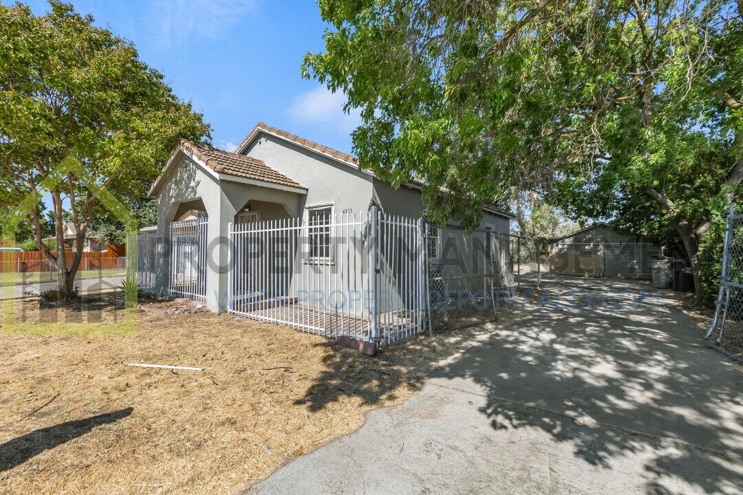 6313 24th St in Sacramento, CA - Foto de edificio