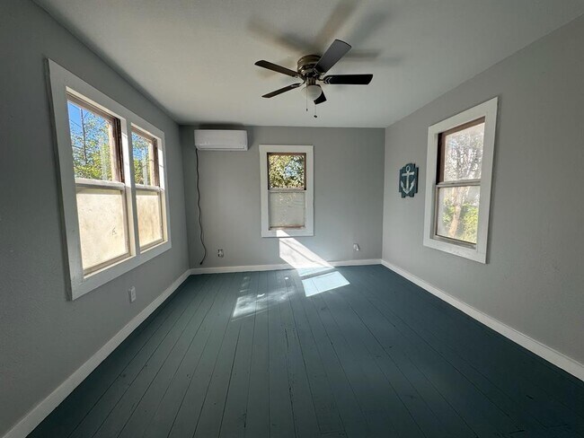 511 Main St in Martindale, TX - Building Photo - Building Photo