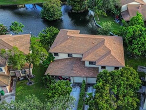 6094 Live Oak Ct in Tamarac, FL - Foto de edificio - Building Photo