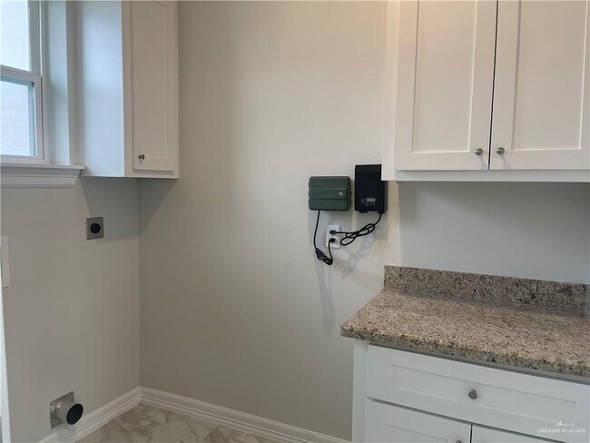 5605 N Crown Point in Pharr, TX - Building Photo - Building Photo
