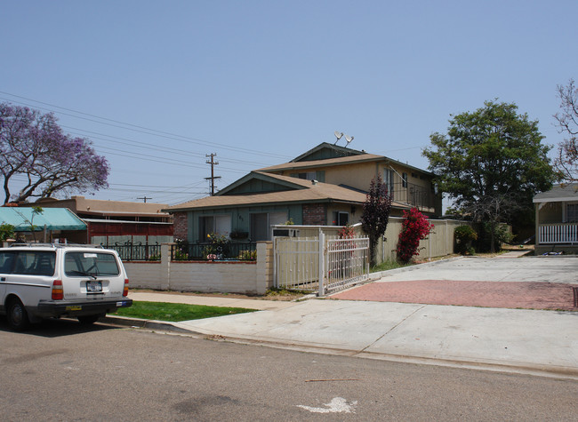 105 Woodlawn Ave in Chula Vista, CA - Foto de edificio - Building Photo