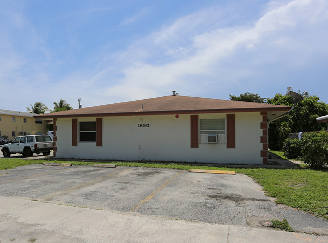 1630 N Dixie Hwy in Fort Lauderdale, FL - Building Photo - Building Photo