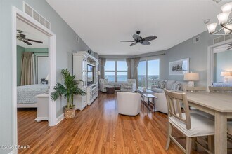 2801 S Ridgewood Ave in South Daytona, FL - Building Photo - Building Photo