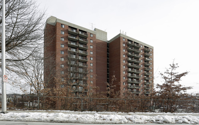 Rev. Raymond A. Burns, OSB Apartments in Manchester, NH - Foto de edificio - Building Photo