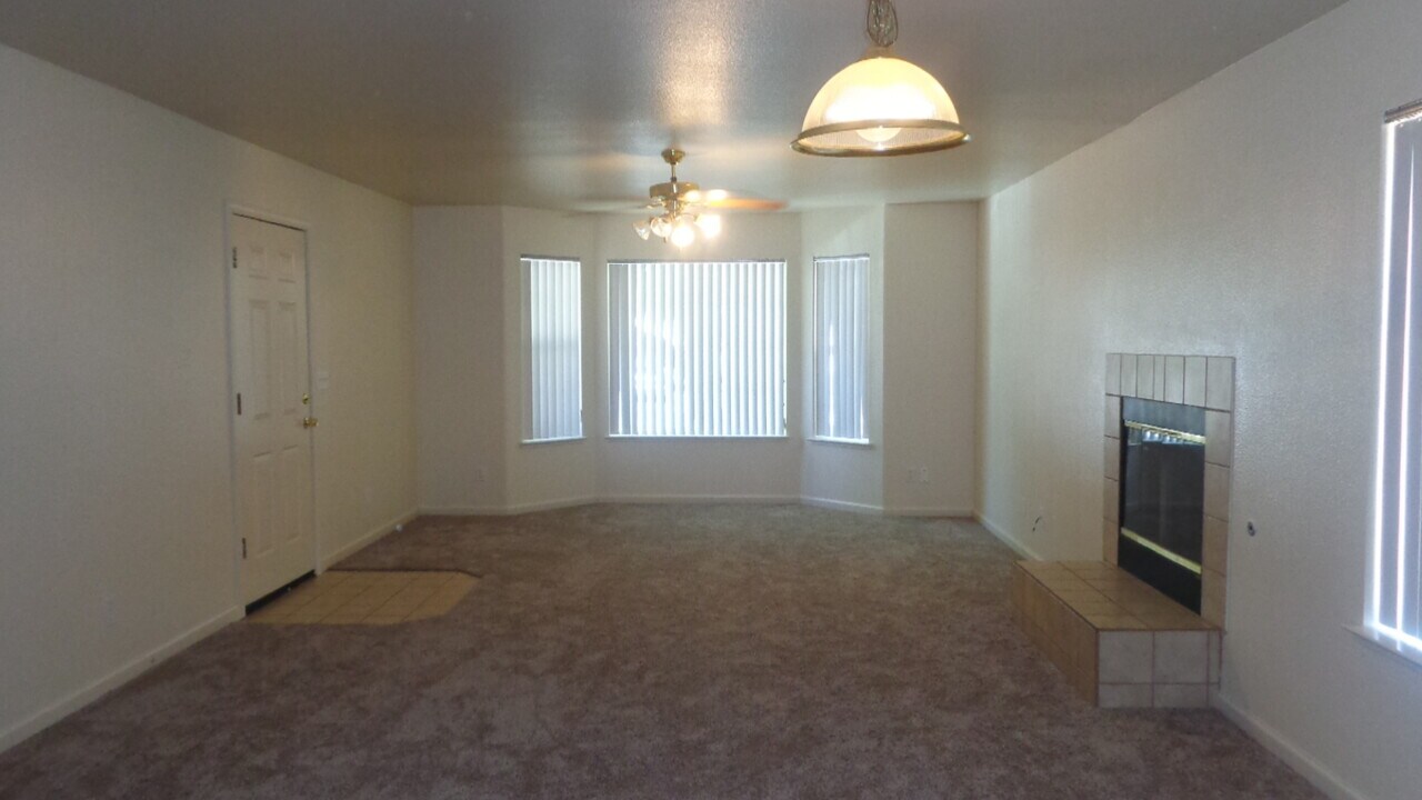 1047 Gilliland Dr-Unit -1047 in Yuba City, CA - Building Photo
