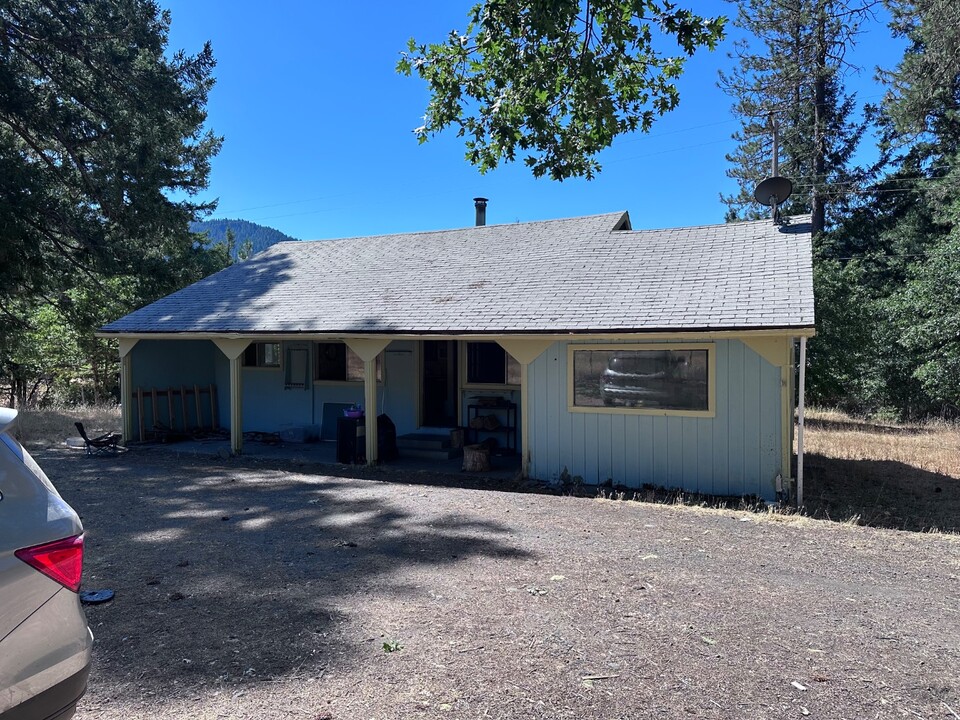 21 Dorothy Wy in Mad River, CA - Building Photo