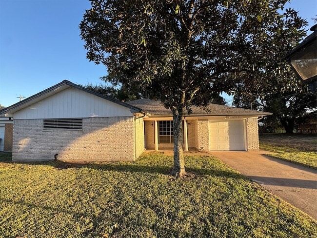 5717 Woodrow St in Texas City, TX - Foto de edificio - Building Photo
