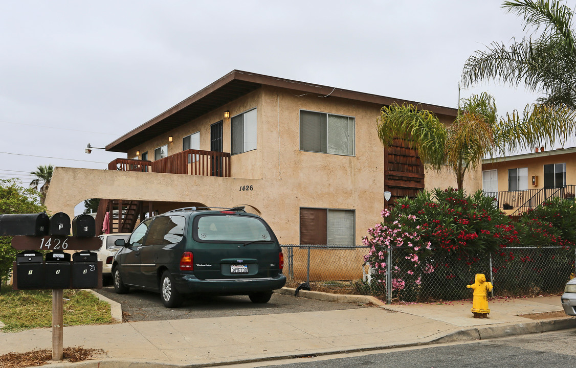 1426 Dubuque St in Oceanside, CA - Foto de edificio