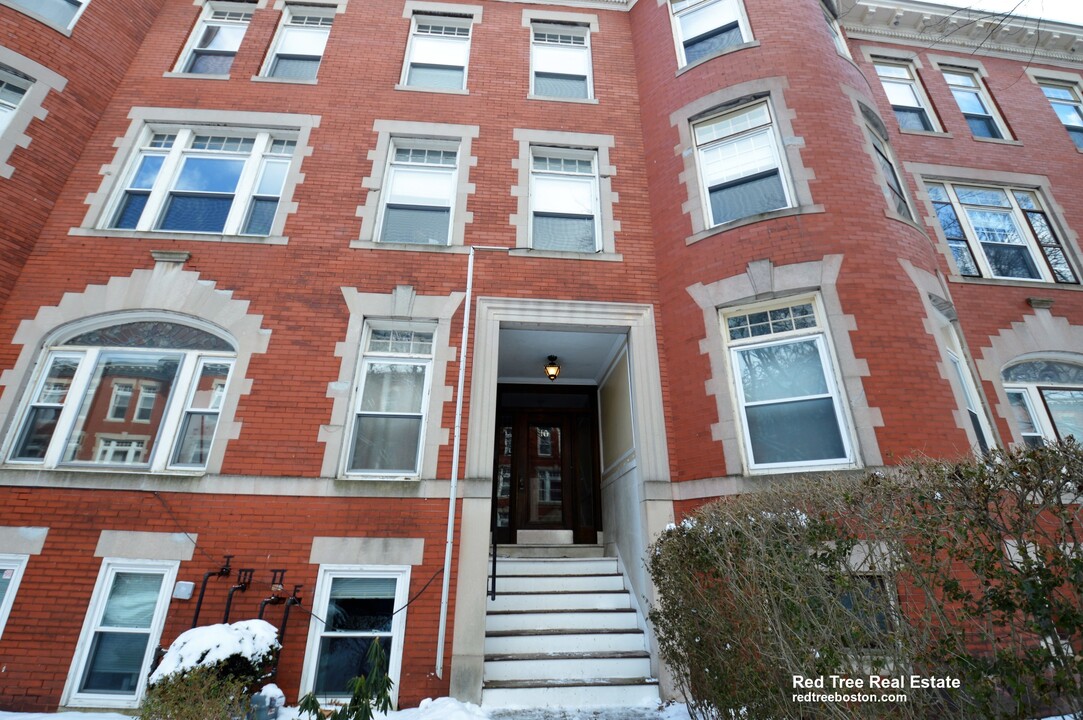 10 Strathmore Rd, Unit 2 in Brookline, MA - Building Photo