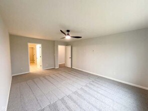 2427 Ross Common Ct in Indianapolis, IN - Foto de edificio - Building Photo