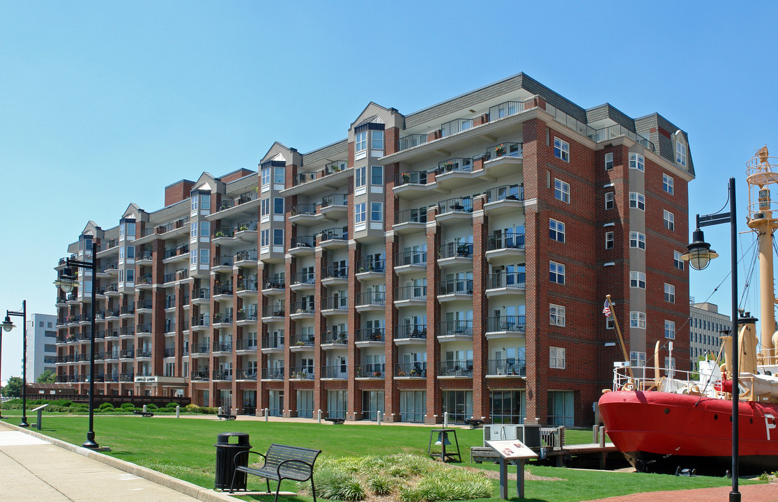 Admiral's Landing in Portsmouth, VA - Foto de edificio