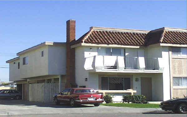 17382 Dairyview Cor in Huntington Beach, CA - Foto de edificio - Building Photo