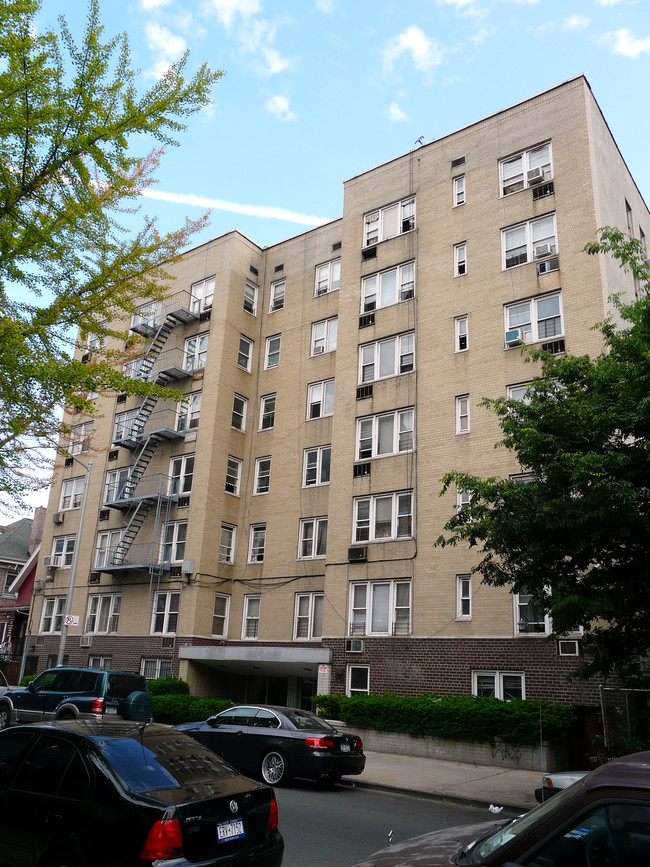 125 W 195th St in Bronx, NY - Foto de edificio - Building Photo