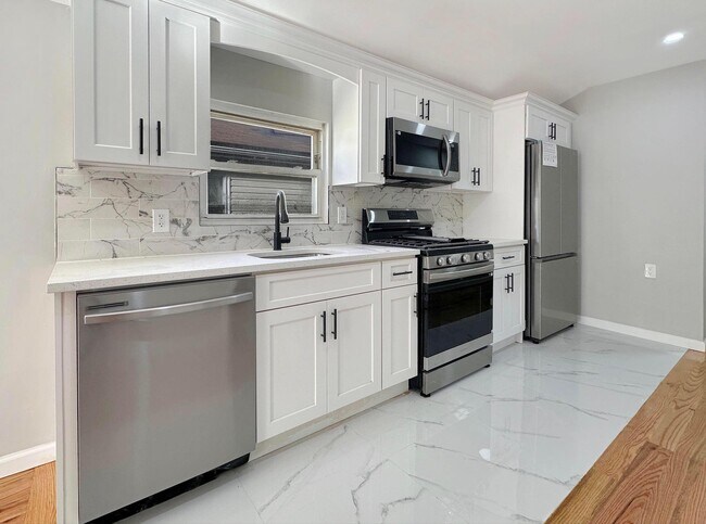 19624 Hillside Ave in Hollis, NY - Building Photo - Building Photo