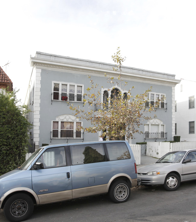 121 N Kenmore Ave in Los Angeles, CA - Foto de edificio - Building Photo