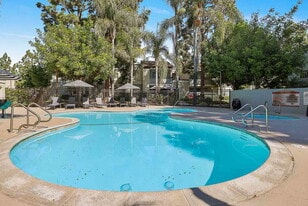 Meadowood in Simi Valley, CA - Building Photo