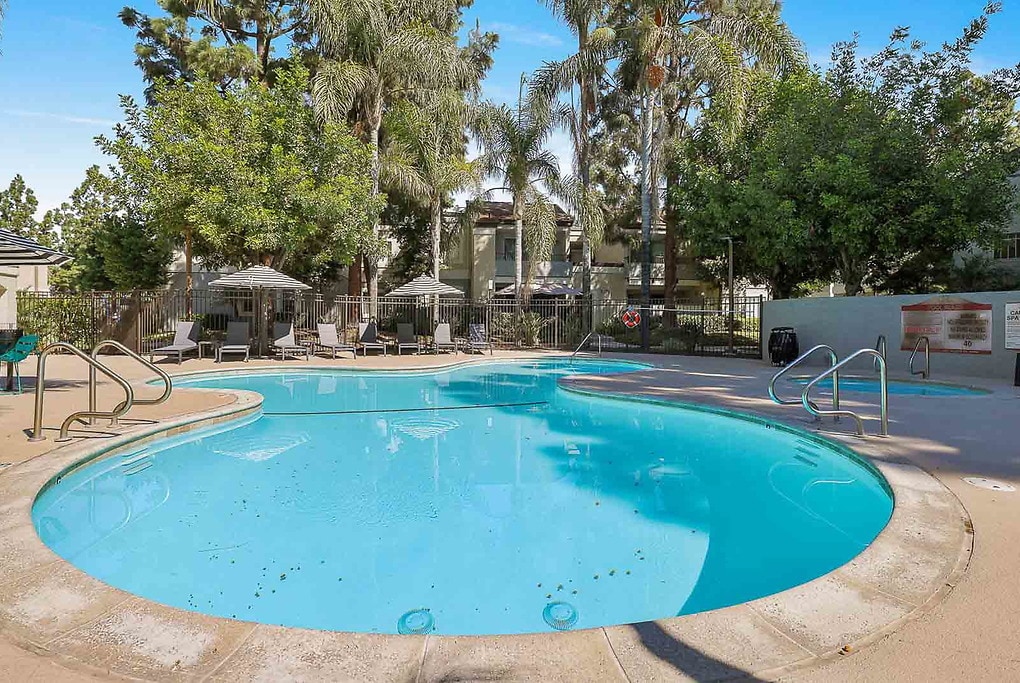 Meadowood in Simi Valley, CA - Foto de edificio