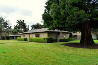 Village Inn Apartments in Springfield, OR - Building Photo - Building Photo