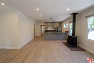 1127-1135.5 Vista in Los Angeles, CA - Building Photo - Interior Photo
