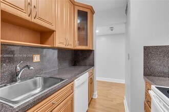 5055 NW 7th St, Unit 504 in Miami, FL - Building Photo - Building Photo