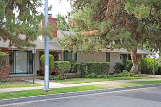 6091 Poplar Ave in Fresno, CA - Building Photo - Building Photo