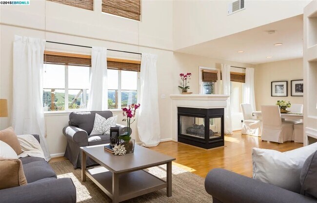 20400 Summercrest Dr in Castro Valley, CA - Building Photo - Building Photo