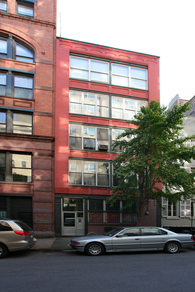 302 Elizabeth St in New York, NY - Building Photo - Building Photo