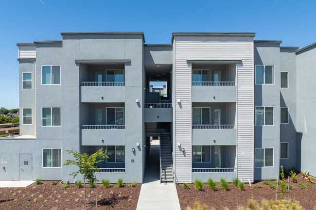 Vista Del Robles Apartments in Woodland, CA - Building Photo - Building Photo