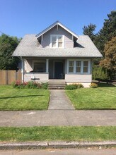 3727 SE Cora St in Portland, OR - Foto de edificio - Building Photo
