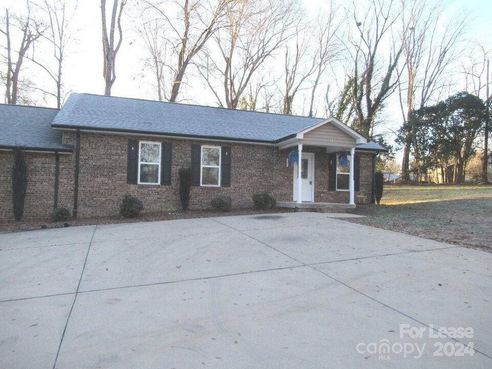 717 N State St in Lincolnton, NC - Building Photo