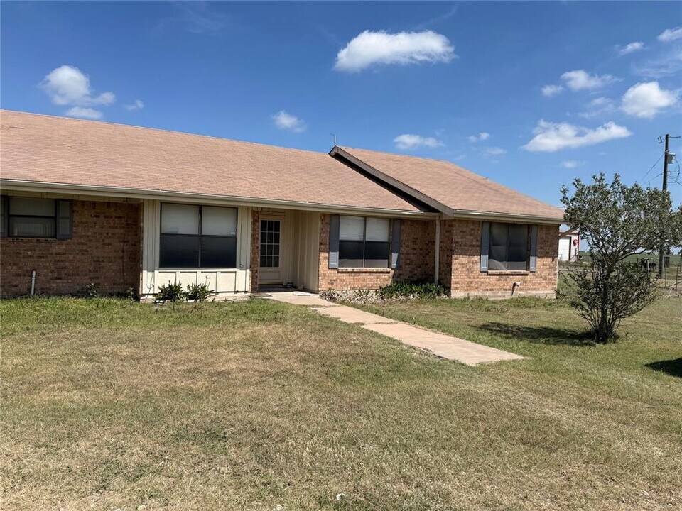 5931 Limmer Loop in Hutto, TX - Building Photo