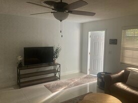 1385 NE 32nd St, Unit 2N in Oakland Park, FL - Building Photo