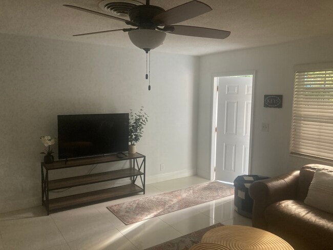 1385 NE 32nd St, Unit 1S