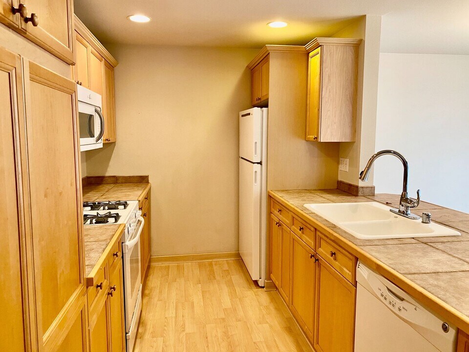 Beautiful Condo Within Walking Distance of Downtown Redmond!! in Redmond, WA - Foto de edificio