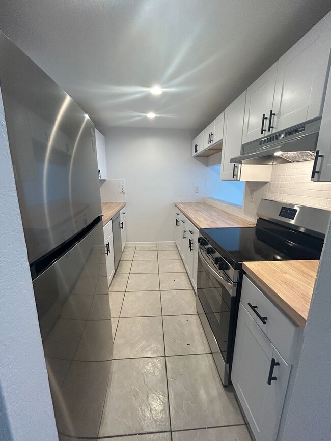 2000 N Congress Ave in West Palm Beach, FL - Foto de edificio - Building Photo