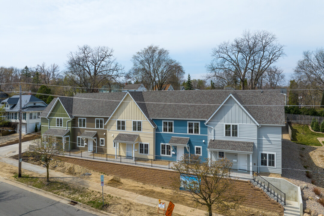 Cottage Grove at St. Mary's Townhomes in Rochester, MN - Foto de edificio