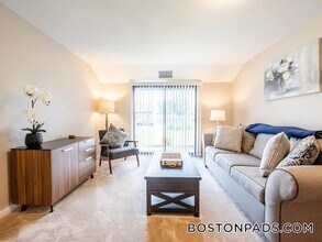 28 Forest Acres Dr in Haverhill, MA - Foto de edificio - Building Photo