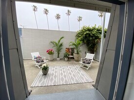 615 Hampton Dr, Unit A108 in Venice, CA - Building Photo