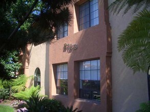 2123 Garnet Ave in San Diego, CA - Foto de edificio - Building Photo