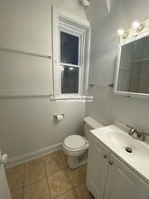1053 W Pratt Blvd, Unit G in Chicago, IL - Building Photo - Building Photo