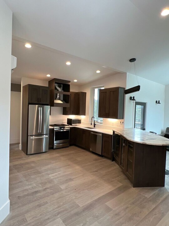 55200 Gallatin Rd in Gallatin Gateway, MT - Building Photo