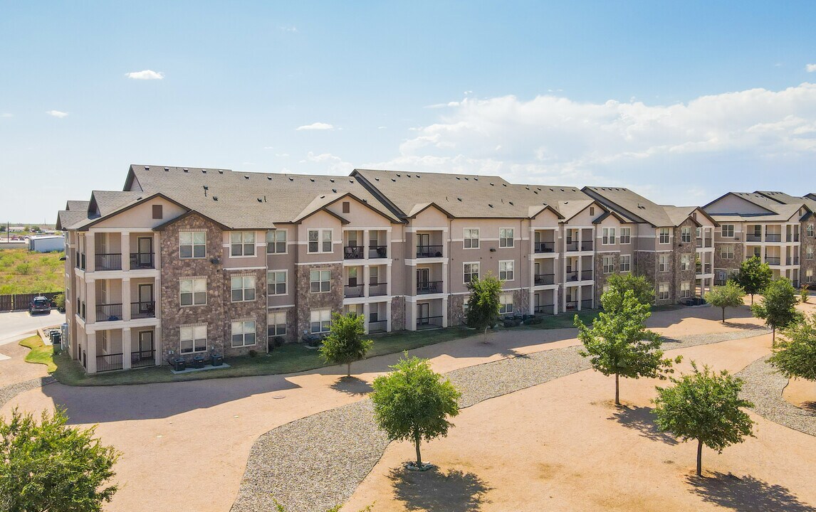 Tradewinds Apartments in Midland, TX - Building Photo