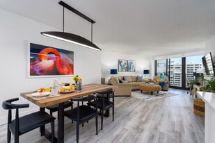 380 Seaview Ct in Marco Island, FL - Building Photo