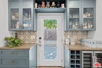 11038 Blix St in Los Angeles, CA - Building Photo - Building Photo