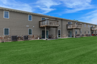 Cedar Ridge in Grand Island, NE - Foto de edificio - Building Photo