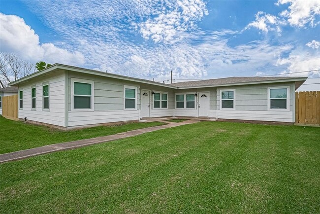 1747 W 5th St in Freeport, TX - Building Photo - Building Photo