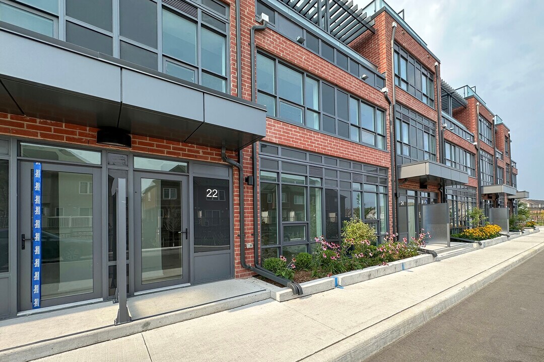 22 Alpine Symphony Path in Oshawa, ON - Building Photo